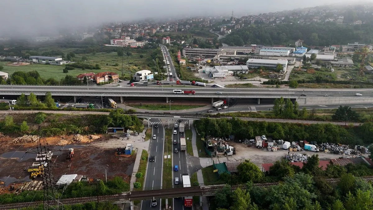 Zbog blokada prijevoznika trenutno je saobraćajni kolaps na Stupskoj petlji u Sarajevu.