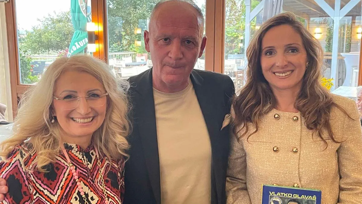 Od kada je objavio ovu knjigu, sav prihod od prodaje ide u dobrotvorne svrhe.