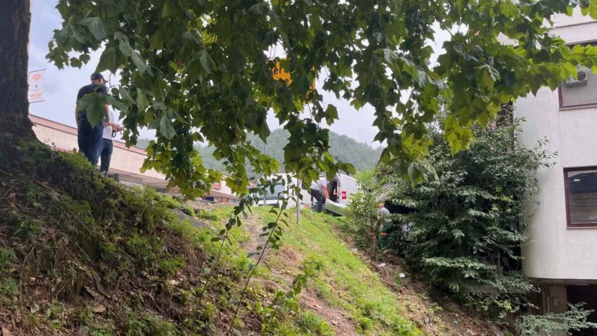 Danas oko 11 sati u centru grada, ispod poslovnih prostora u blizini zgrade DPO-a, pronađeno je beživotno tijelo.