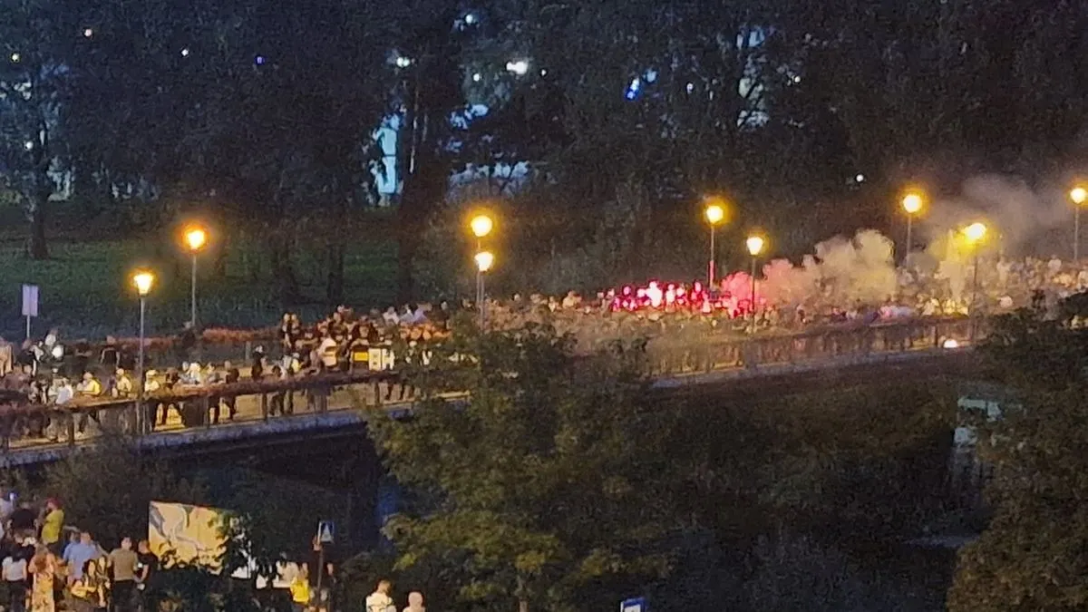 Uz pjesmu i navijanje koje je odjekivalo zeničkim ulicama, BH Fanaticos je krenuo prema stadionu.