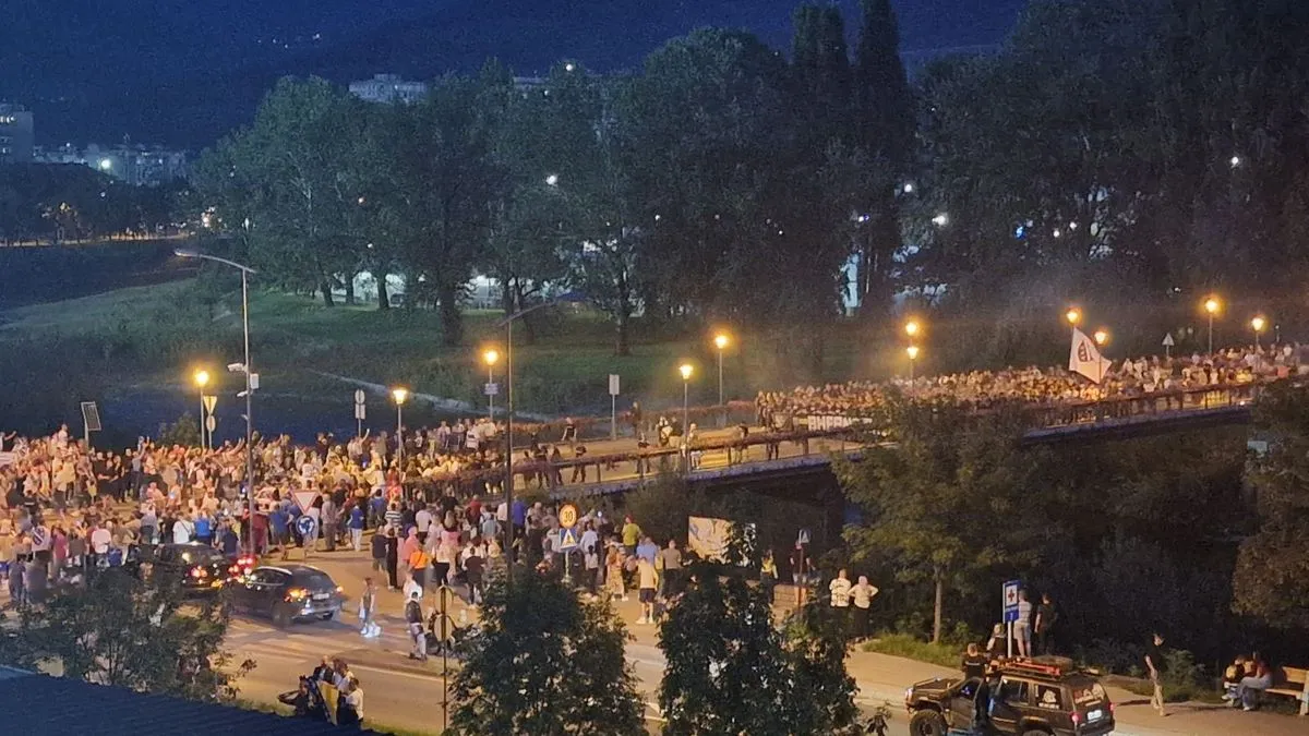 Uz pjesmu i navijanje koje je odjekivalo zeničkim ulicama, BH Fanaticos je krenuo prema stadionu.