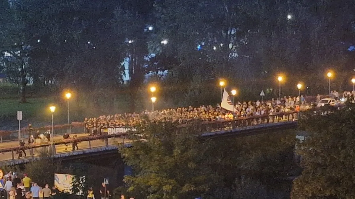 Uz pjesmu i navijanje koje je odjekivalo zeničkim ulicama, BH Fanaticos je krenuo prema stadionu.