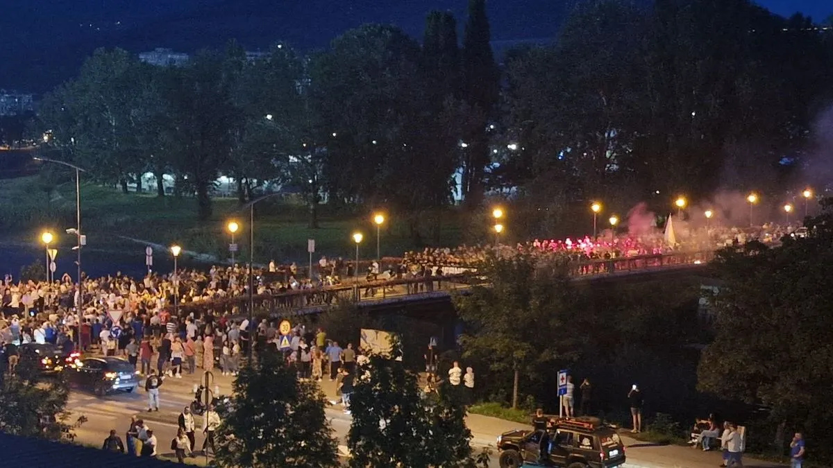 Uz pjesmu i navijanje koje je odjekivalo zeničkim ulicama, BH Fanaticos je krenuo prema stadionu.
