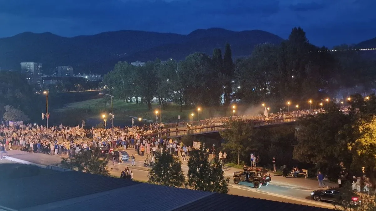 Uz pjesmu i navijanje koje je odjekivalo zeničkim ulicama, BH Fanaticos je krenuo prema stadionu.