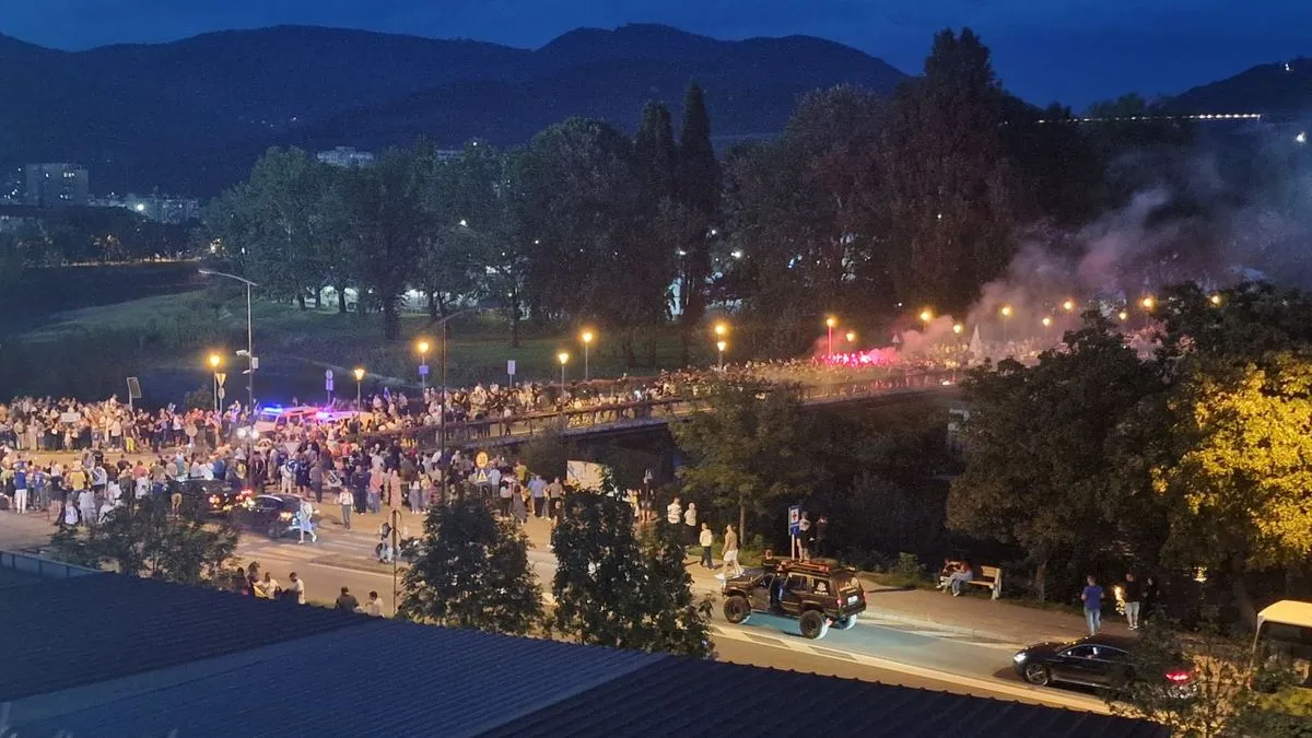 Uz pjesmu i navijanje koje je odjekivalo zeničkim ulicama, BH Fanaticos je krenuo prema stadionu.
