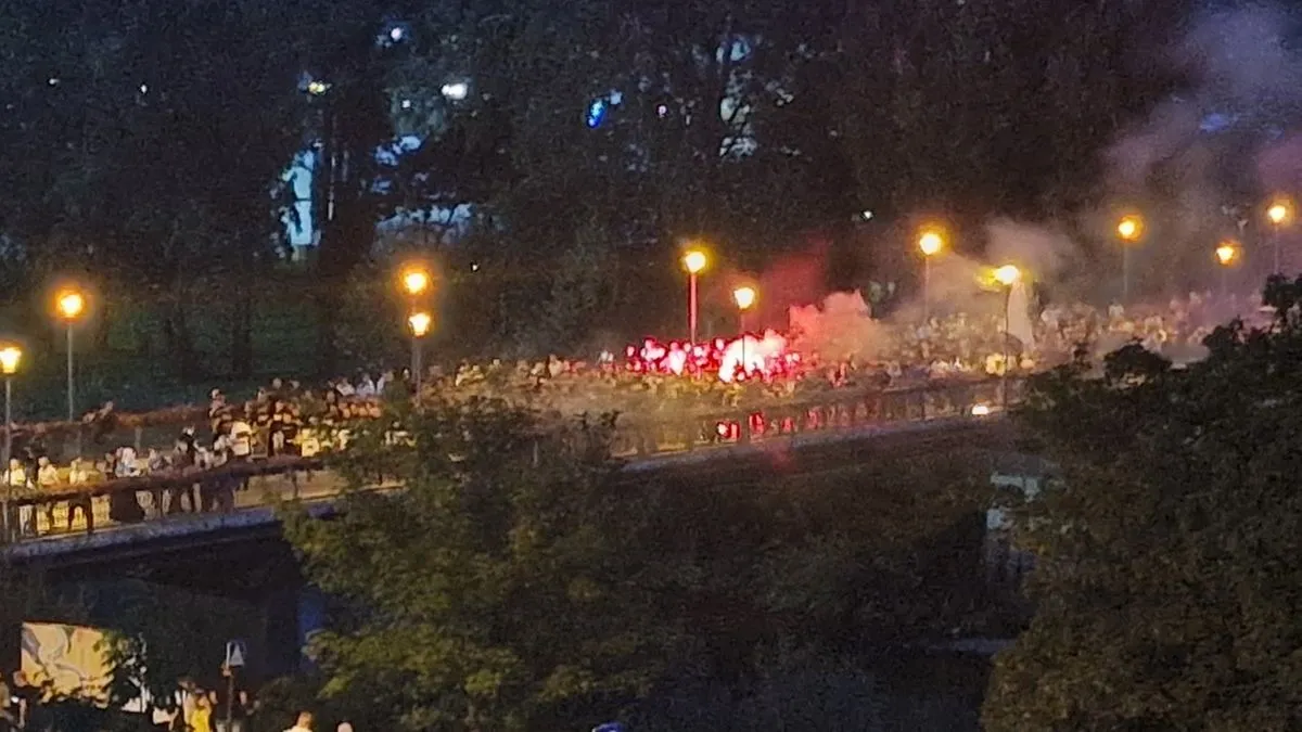 Uz pjesmu i navijanje koje je odjekivalo zeničkim ulicama, BH Fanaticos je krenuo prema stadionu.