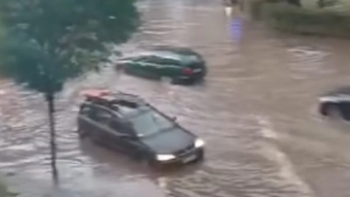 Automobili se jedva probijaju kroz bujice vode, dok su neki ostali zaglavljeni