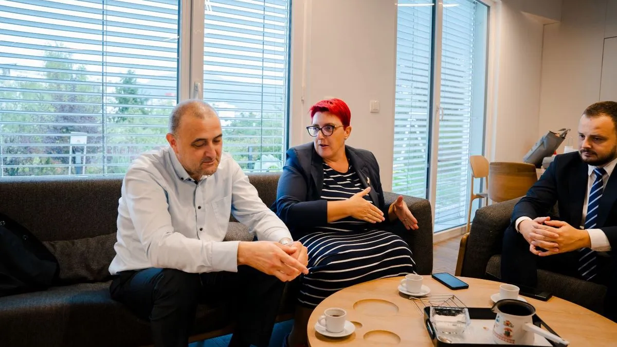 Tokom posjete razgovarano je o važnosti podrške porodicama i djeci koja prolaze kroz proces liječenja, kao i o projektima koje udruženje realizira.