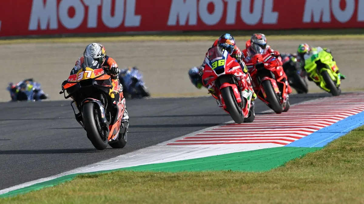 Sprint je obilježila i katastrofa za Apriliju, pošto su i Marko Beceki i Horhe Martin trku završili u prvoj krivini.