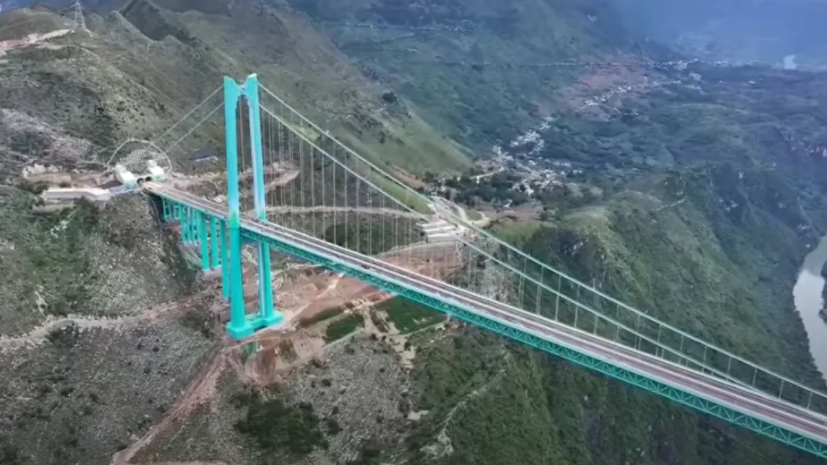 Kina šokirala svijet novim inženjerskim rekordom: Izgradili most u oblacima