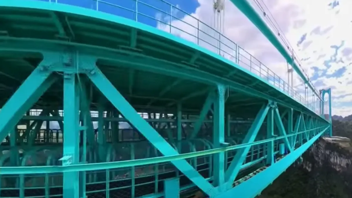 Korištene su napredne tehnologije poput satelitske navigacije, dronova, pametnih sistema za nadzor i materijala visoke čvrstoće.