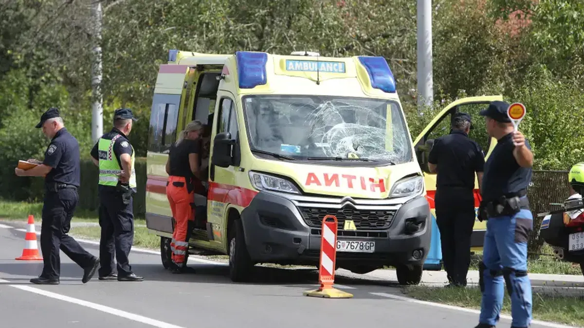 Vozač je u jednom trenutku započeo radnju preticanja vozila ispred sebe, iako je vozač koji se nalazio iza njega već započeo preticanje.