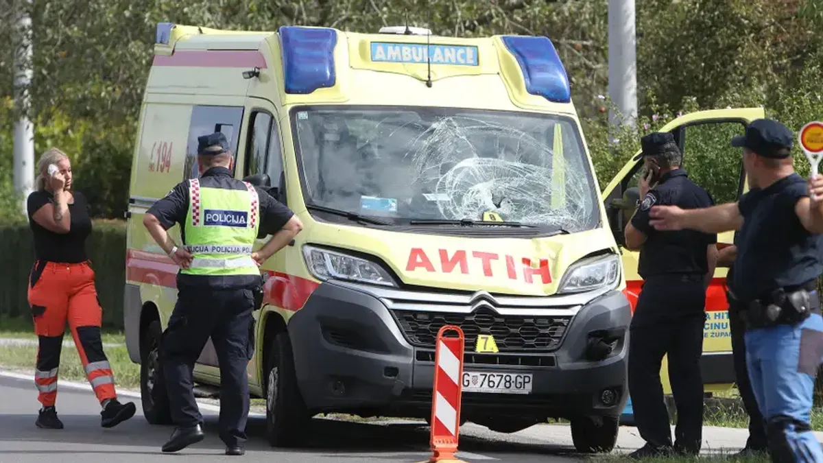 Vozač je u jednom trenutku započeo radnju preticanja vozila ispred sebe, iako je vozač koji se nalazio iza njega već započeo preticanje.