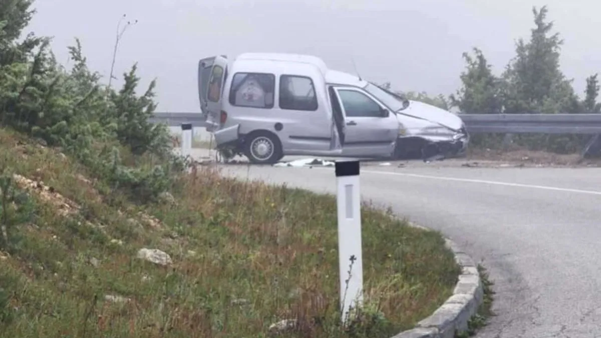 Poginuo je vozač automobila koji je udario u bankinu i potom izašao da postavi sigurnosni trougao