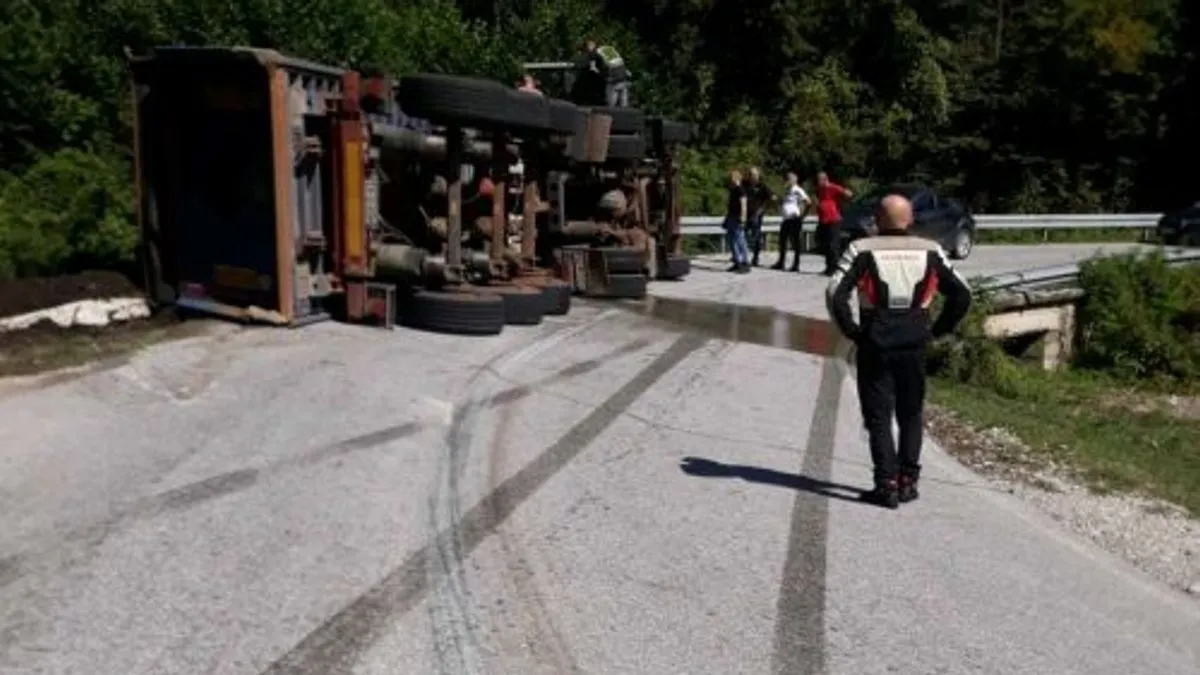 Dodaje kako je javnost već zaboravila na tragediju i mladu doktoricu sarajevske hitne pomoći Aidu Softić, koja je nastradala u Miljevini kod Foče prije mjesec dana