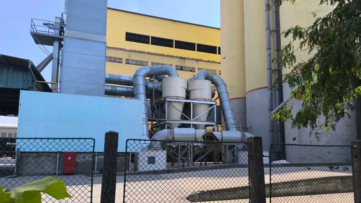 Njegove kolege su odmah priskočile u pomoć i pokušali su da uklone dio mašine kako bi prišli kolegi