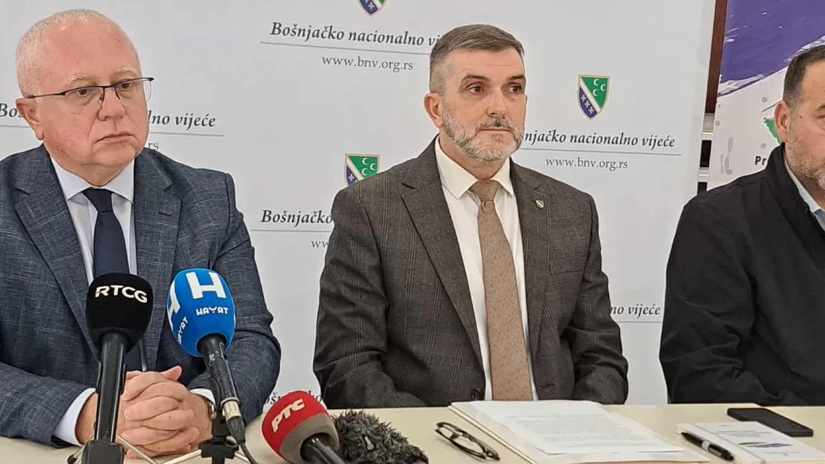 Revizionizam i bošnjački identitet, naziv je okruglog stola koji je održan u Novom Pazaru, učesnici su bili predstavnici Bošnjaka iz zemalja Zapadnog Balkan