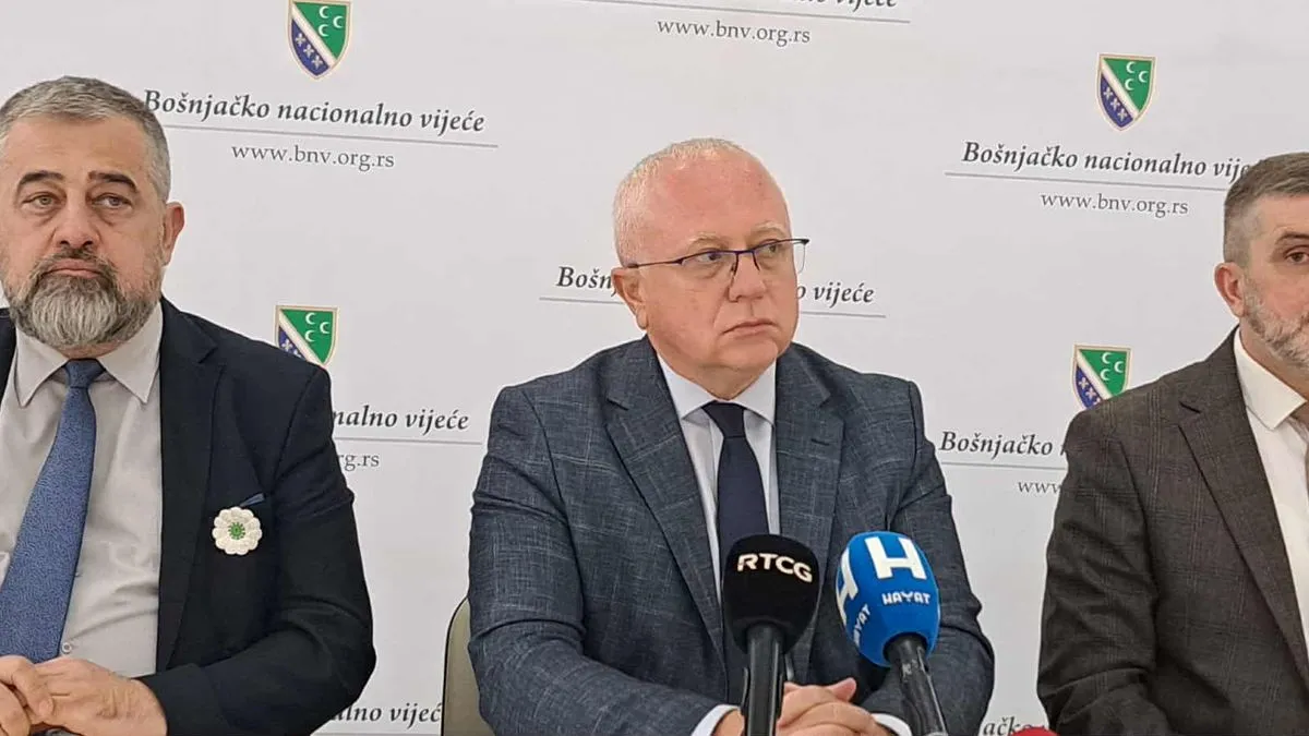 Revizionizam i bošnjački identitet, naziv je okruglog stola koji je održan u Novom Pazaru, učesnici su bili predstavnici Bošnjaka iz zemalja Zapadnog Balkan