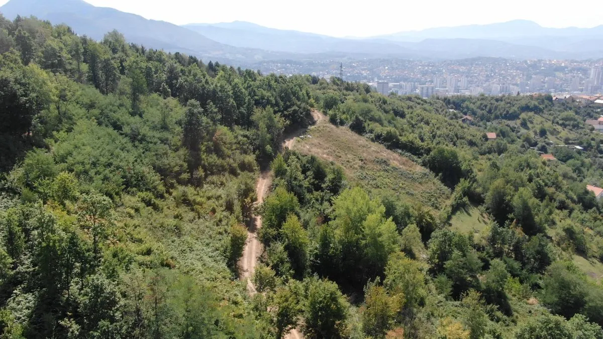 Lokalitet ‘Sjever Hum’ nalazi se na padinama brda Hum kojem se pristupa iz ulice Velešići Gornji.
