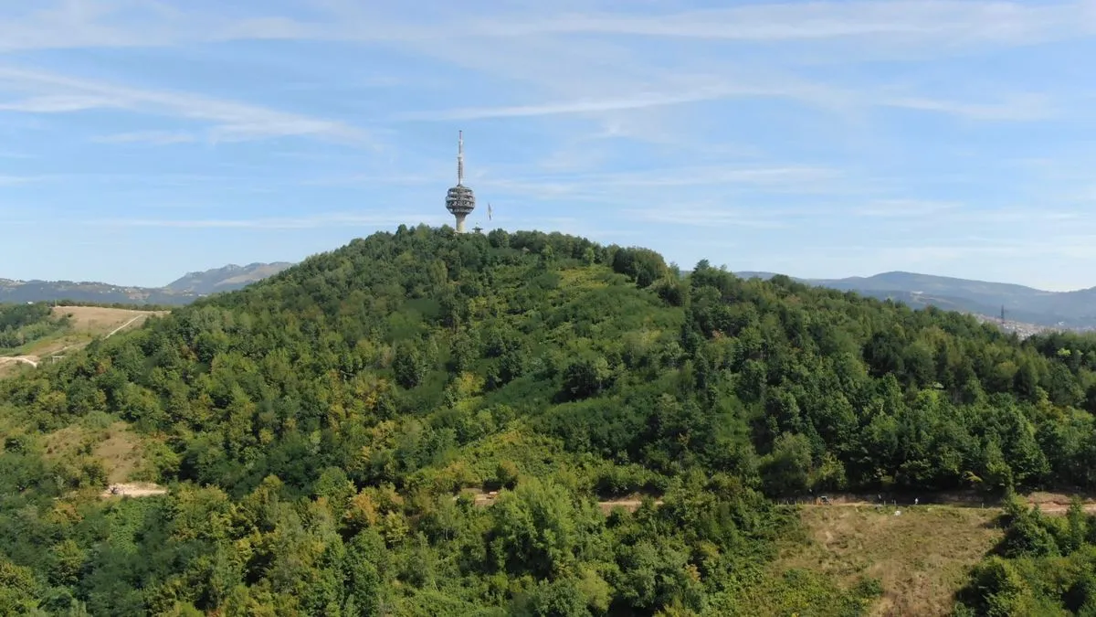 Lokalitet ‘Sjever Hum’ nalazi se na padinama brda Hum kojem se pristupa iz ulice Velešići Gornji.