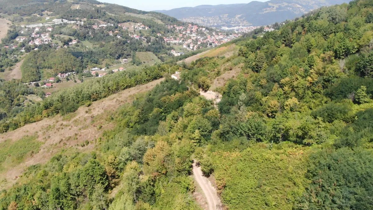 Lokalitet ‘Sjever Hum’ nalazi se na padinama brda Hum kojem se pristupa iz ulice Velešići Gornji.