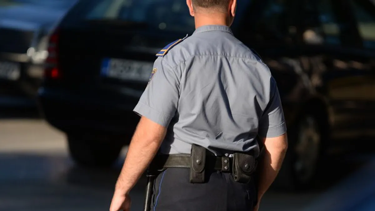 Sevad Husejnović je trenutku kada su policajci lišavali slobode Hajrudina, prišao s leđa do jednog od njih, udario ga rukom u glavu i uhvatio za vrat