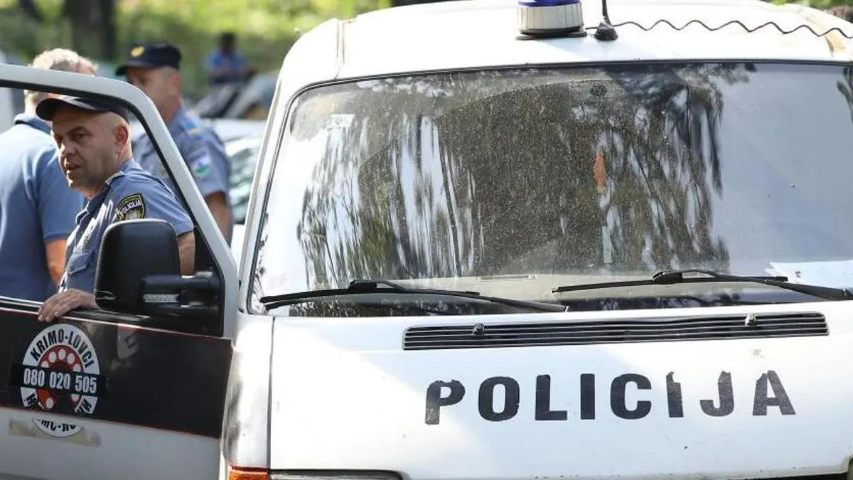 Na mjesto incidenta ubrzo je stigla policijska patrola, a povrijeđena M.Dž. prevezena je na Odjel hitne pomoći Kantonalne bolnice u Bihaću...