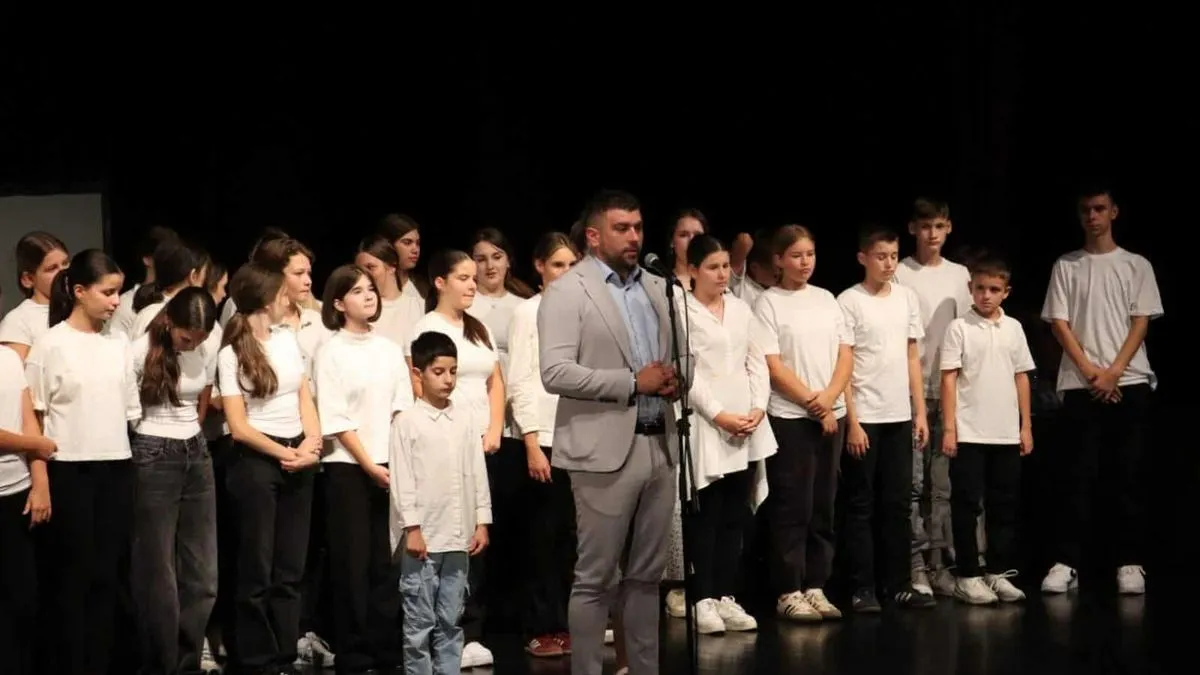 Ovo djelo donosi izuzetno lično svjedočanstvo o odrastanju u tišini i stigmi, ali i predstavlja glas onih čije su priče decenijama bile potisnute i zanemarene.