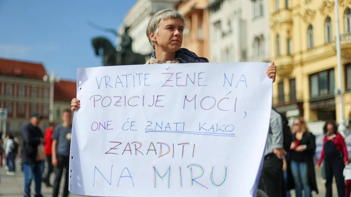 Skup na centralnom zagrebačkom trgu protekao je mirno, ali uz snažne poruke protiv militarizacije društva.