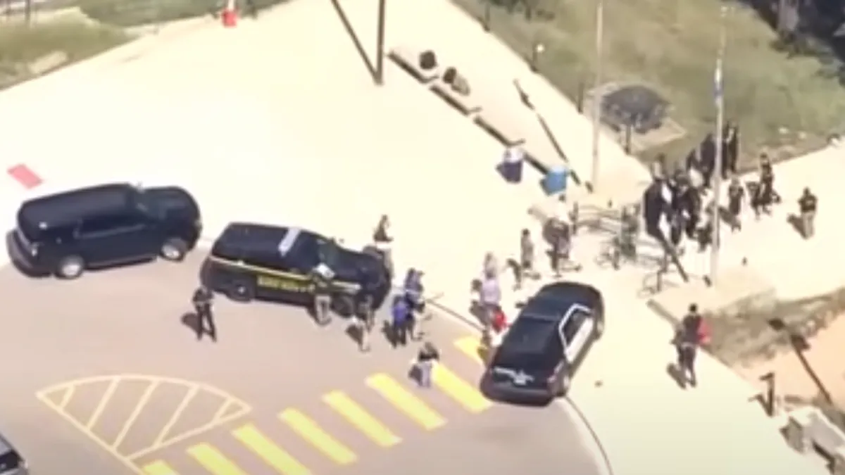 Ranjeni tinejdžeri su bili u kritičnom stanju, ali je do ranih večernjih sati za jednog od njih navedeno da je u stabilnom stanju.