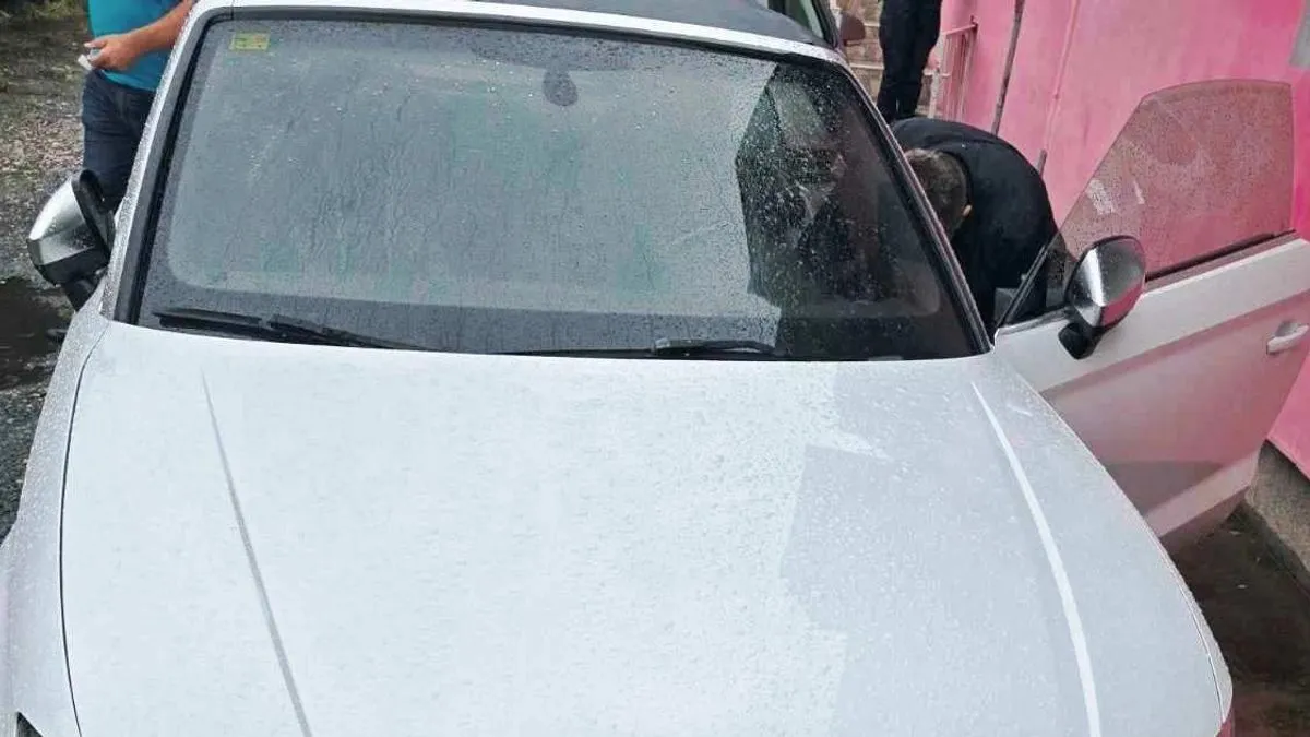 Nepoznati počinilac tada je ispalio više hitaca iz vatrenog oružja dok se kretao u vozilu, izazvavši strah i paniku među prolaznicima i stanovnicima obližnjih zgrada.