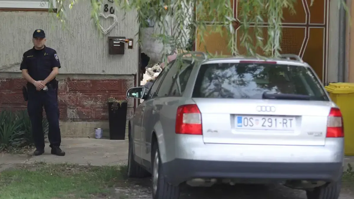 Od ranog jutra u ulicu u kojoj se nalazi kuća pristizala su službena vozila krim-policije