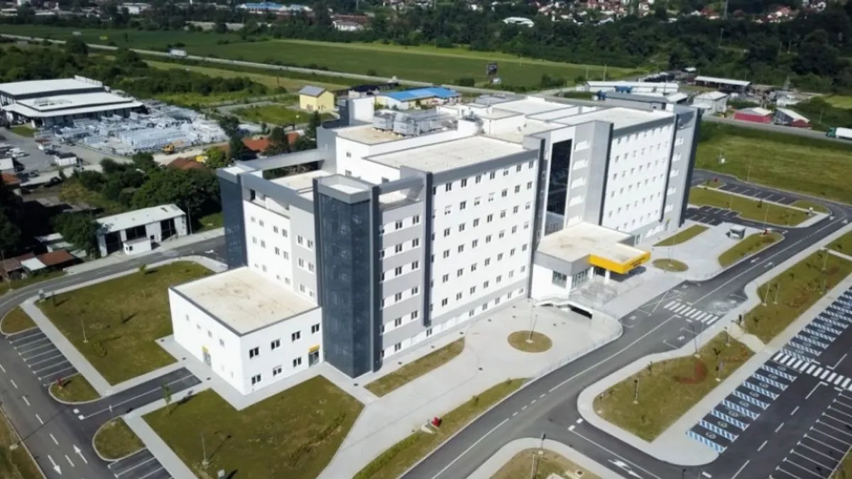Radnici bolnice kažu da je zgrada veoma savremena, lijepa i funkcionalna ali da zidovi i aparati ne liječe ljude već medicinsko osoblje