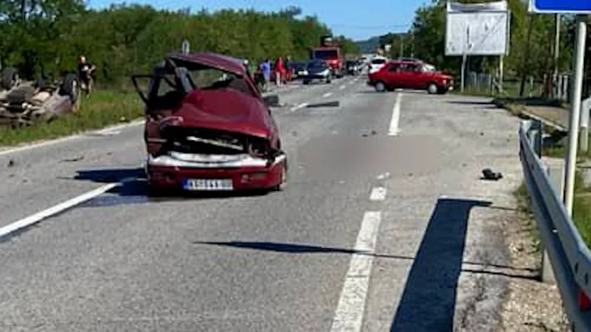 Jedno vozilo koje je učestvovalo u nesreći završilo je u kanalu pored puta