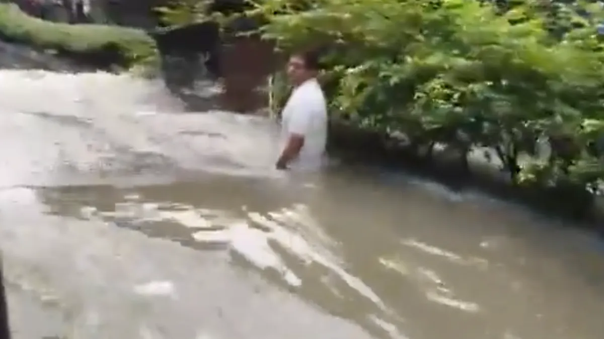 Drumski, željeznički i vazdušni saobraćaj je ozbiljno poremećen zbog padavina