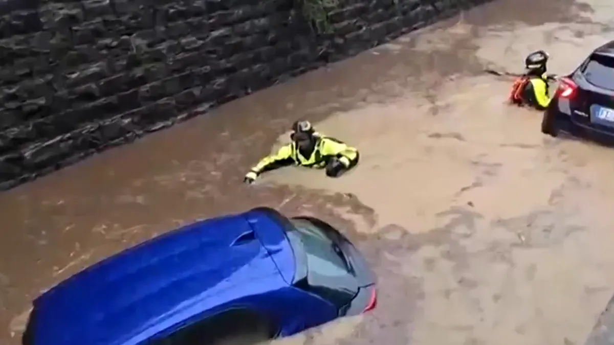 Kako bi se izašlo na kraj sa situacijom, upućeno je 100 vatrogasnih jedinica u podršku regionalnim komandama