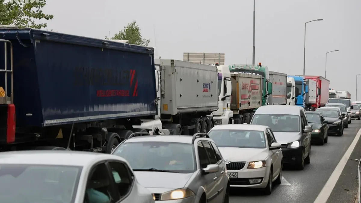 Zbog blokada prijevoznika trenutno je saobraćajni kolaps na Stupskoj petlji u Sarajevu.
