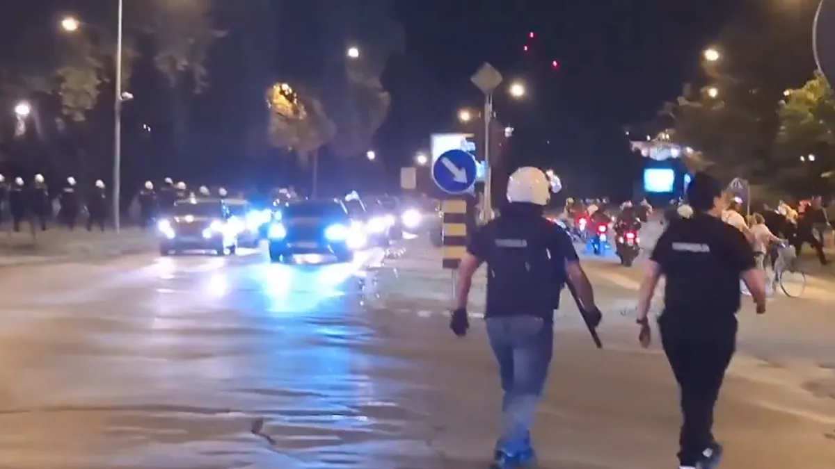 Nakon odavanja počasti, veliki broj građana odazvao se pozivu studenata da krenu prema kampusu s namjerom da "čuvaju fakultet"