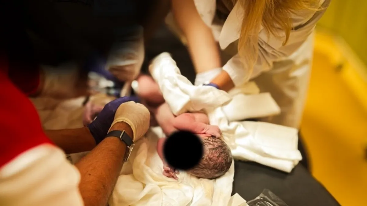 Porod na terenu: Tim Hitne pomoći KS spasio majku i bebu
