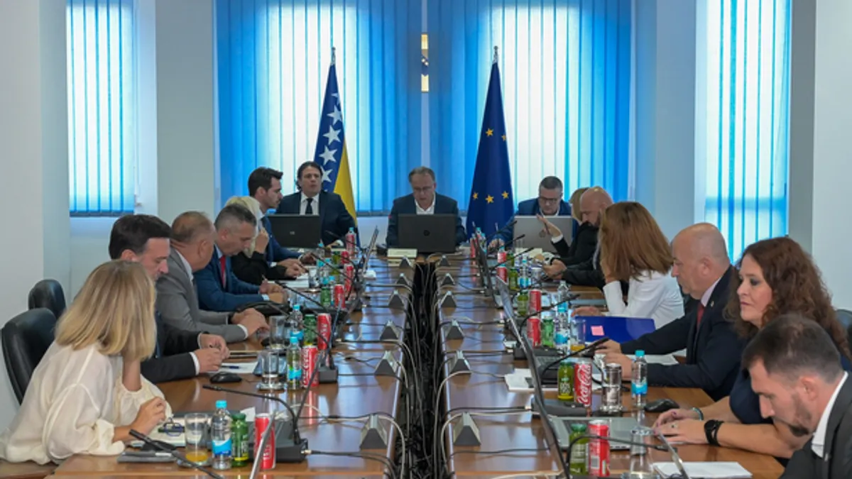 Kod srodnika kao roditelja njegovatelja definisano je zajedničko domaćinstvo kao uvjet za sticanje statusa