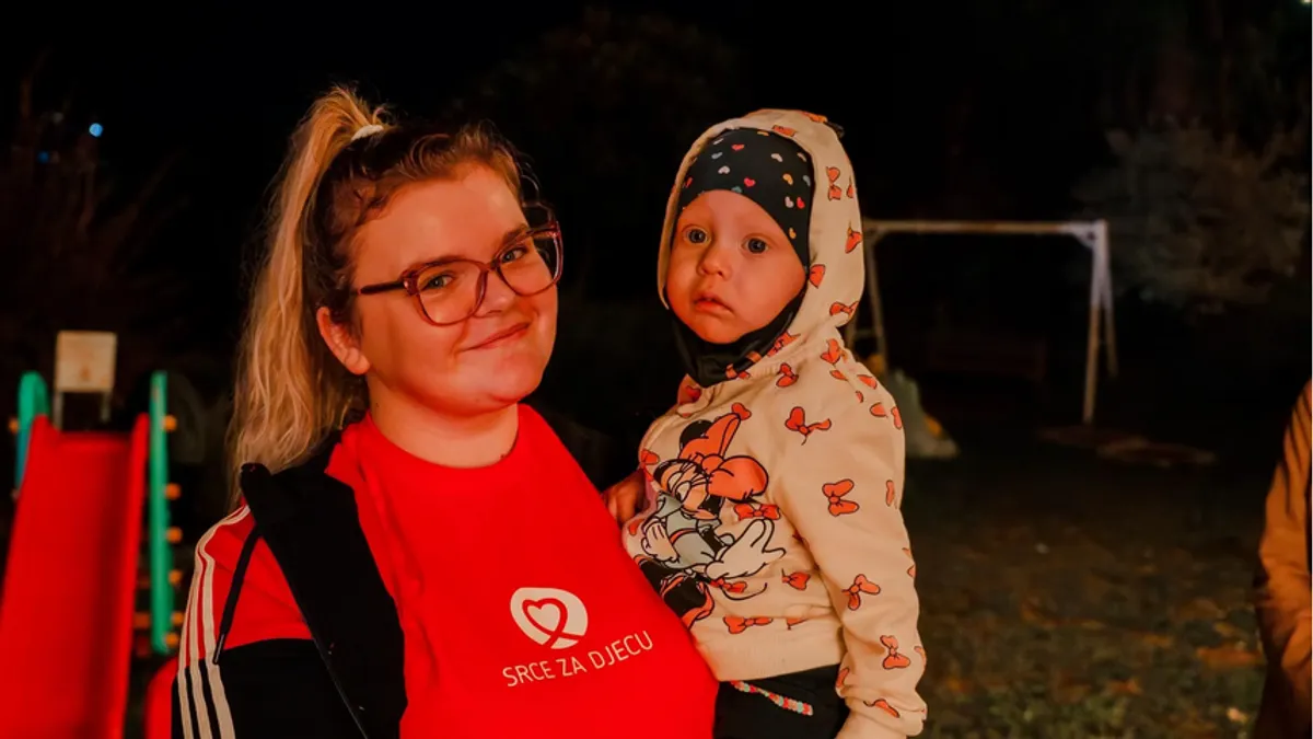 Vesela i živa djevojčica odjednom kao da je bila u nekom grču, što je Ajli bio prvi znak da se nešto dešava