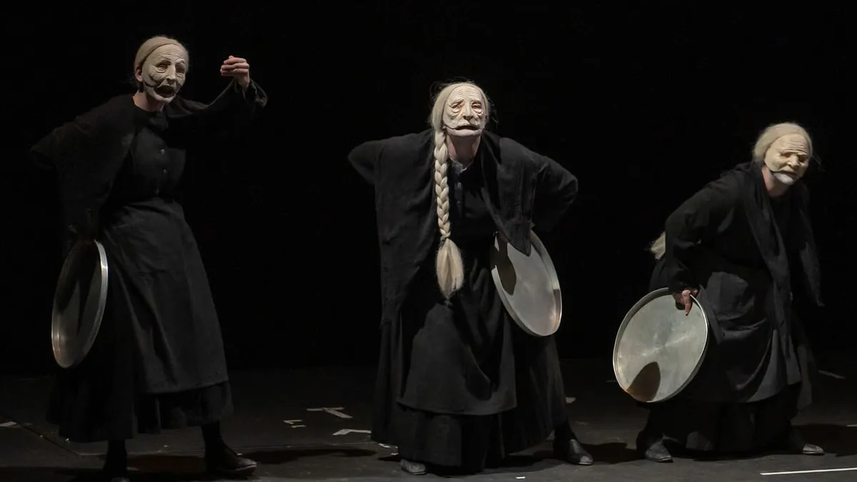 Tri muška izvođača preuzimaju uloge triju žena, oživljavajući narativ o starenju ženskog tijela