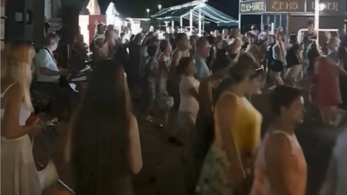 Danju se plaže pune kupačima, dok večernji sati donose muziku, kolo i zabavu koja traje do kasno u noć