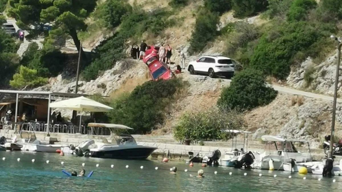 Prizor koji ledi krv u žilama: Iznad pune terase kafića automobil sletio s ceste