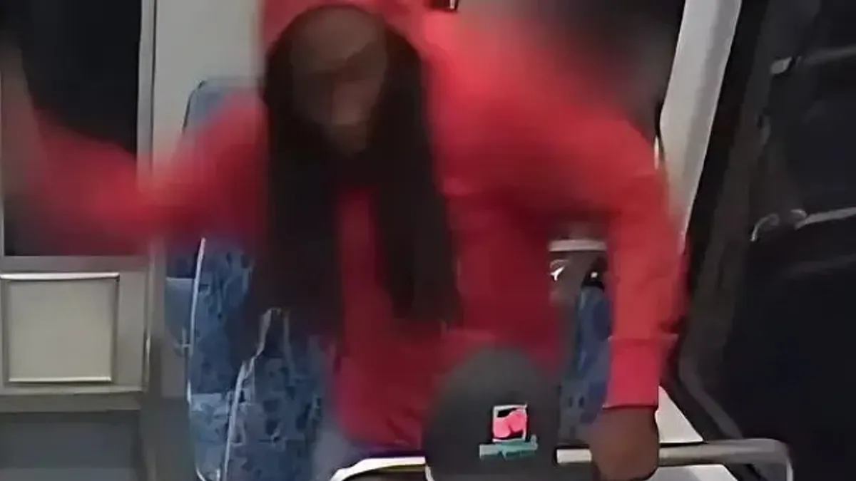 Na prvoj sljedećoj stanici izašao je, a nož je pronađen pored perona.