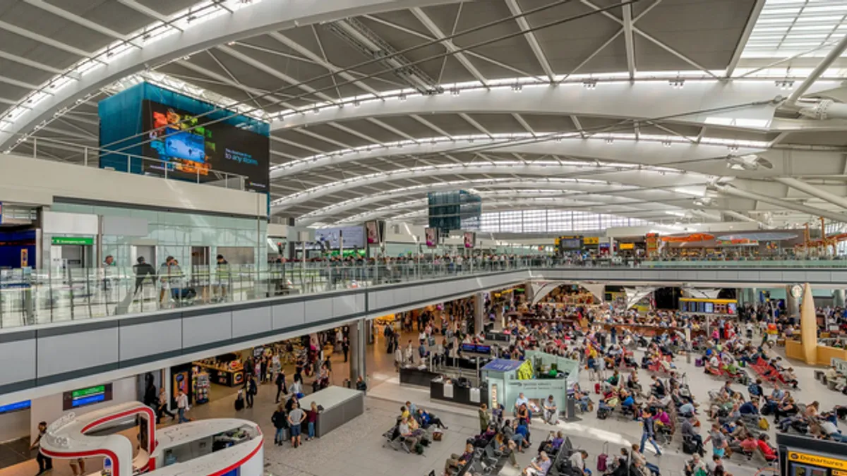  Drama na londonskom aerodromu: U toku istraga - šta se tačno dogodilo na Terminalu 4? Foto: EPA-EFE / Aerodrom Heathrow  U ponedjeljak poslijepodne, 8. septembra, na aerodromu    