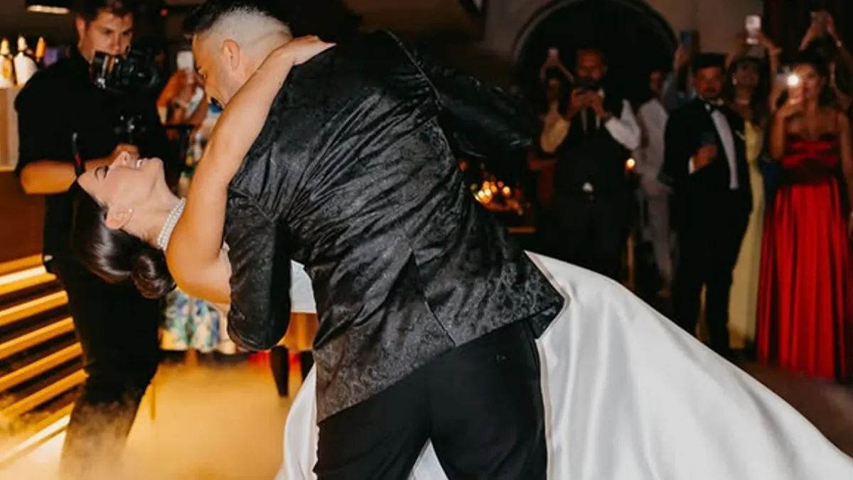 Svadbeno slavlje upriličeno je u hotelu na Bjelašnici, a prisustvovale su brojne ličnosti iz javnog života i sa estrade. 