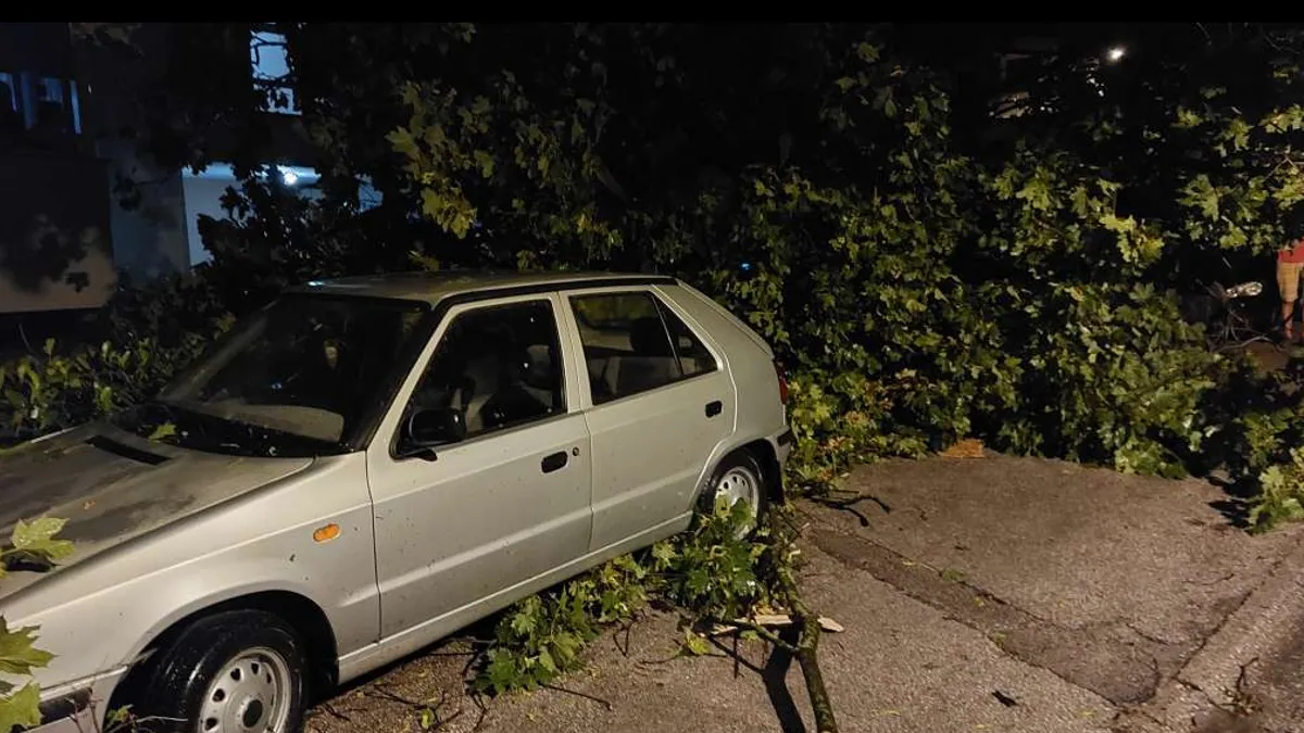 Veliko nevrijeme pogodilo Mostar: Oluja nosila sve pred sobom, oštećeni objekti i vozila