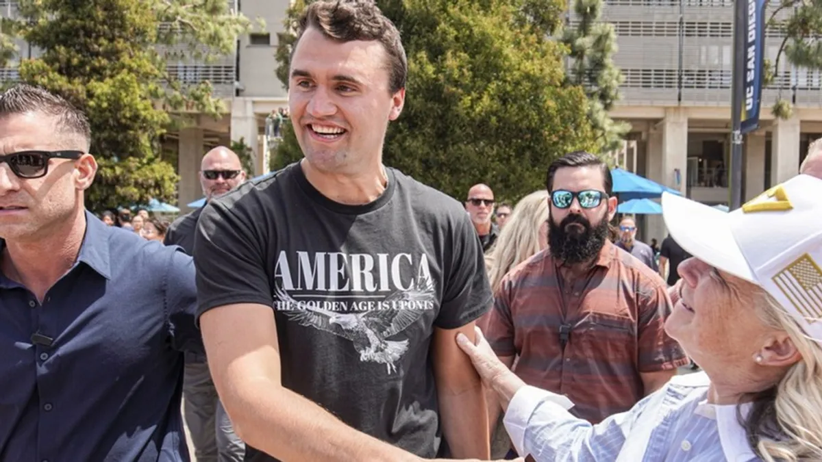 Američki predsjednik Donald Trump poručio je da je "ispunjen tugom i bijesom" nakon "gnusnog atentata" na desničarskog influencera Charlieja Kirka. 