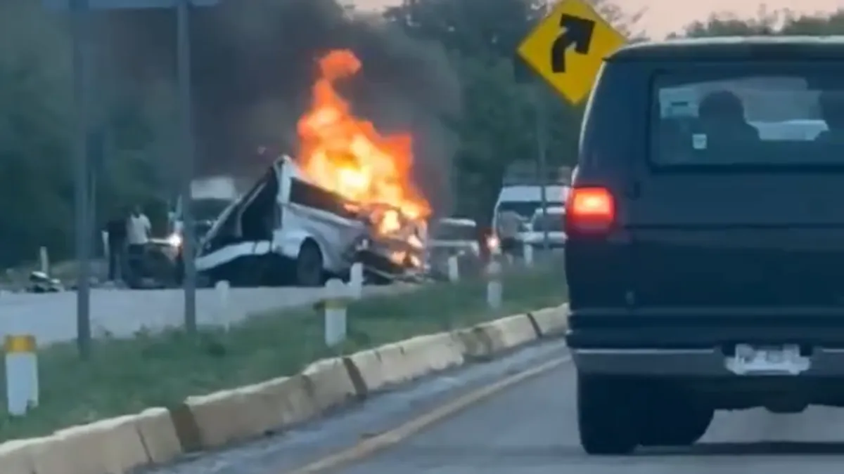 Prema prvim informacijama, nakon sudara došlo je do prevrtanja i požara, a minibus je u potpunosti izgorio